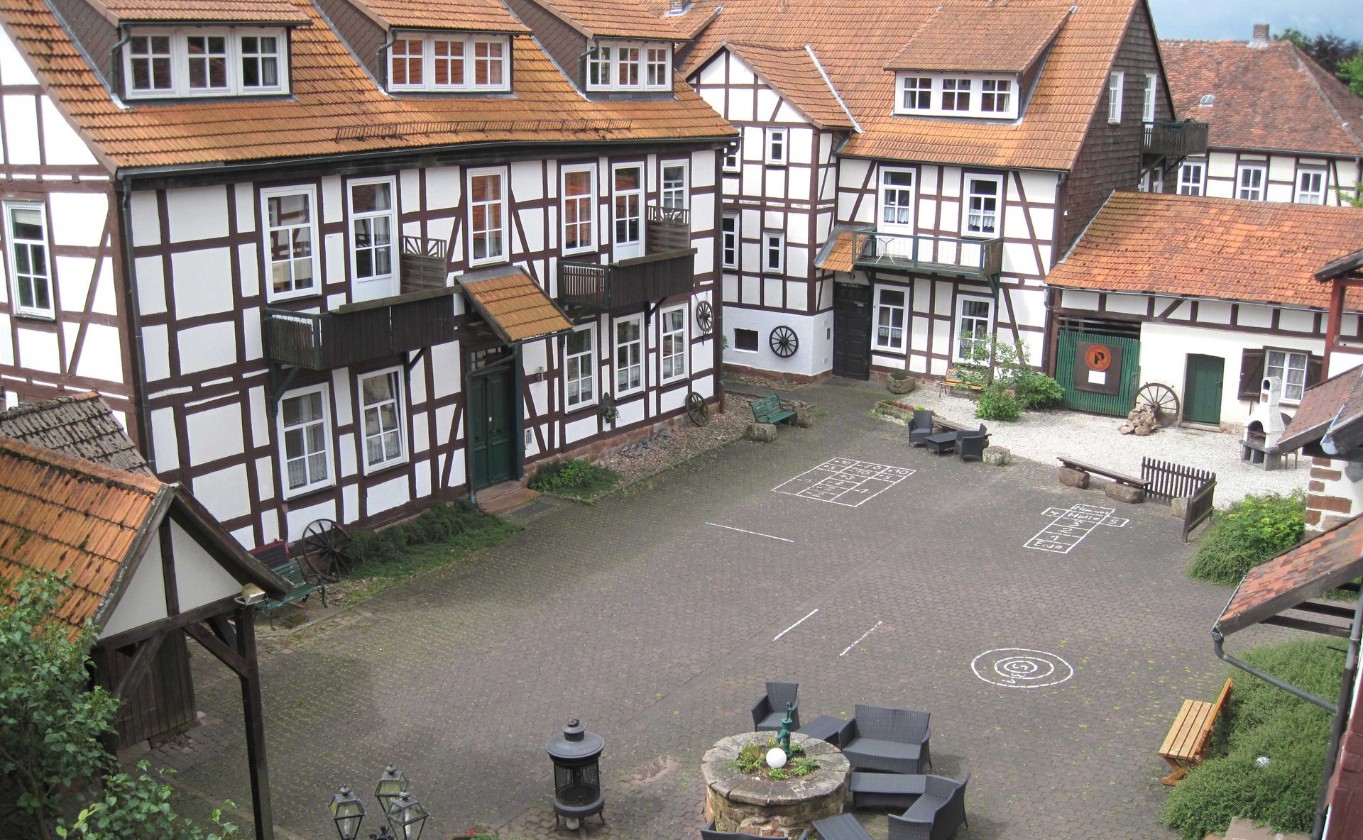 Blick auf den Innenhof, das Alte Forsthaus und die Alte Schule