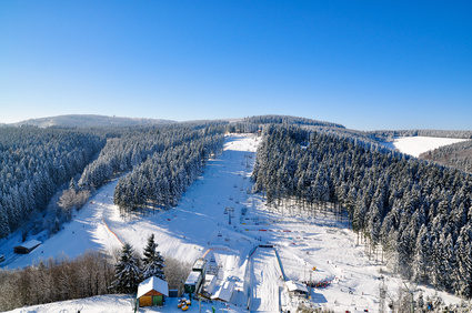 Panoramaansicht einer Schneepiste in Winterberg