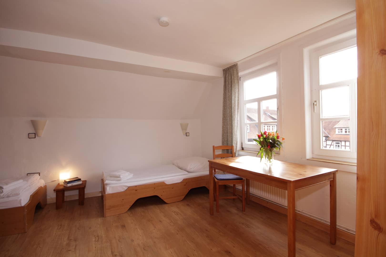 2-Bett Schlafzimmer mit 2 Einzelbetten in Amsel, Ansicht Richtung Innenhof