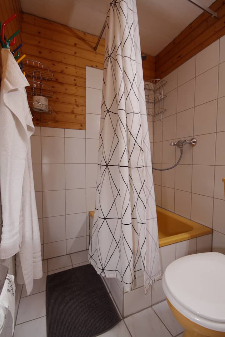 Dusche/WC Kombination neben 4-BettZimmer in Apartment 61